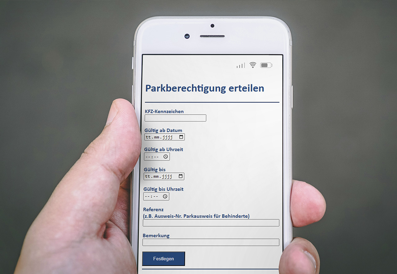 Fahrer plant mit seinem Smartphone die Route in die Stadt aus dem Auto heraus.