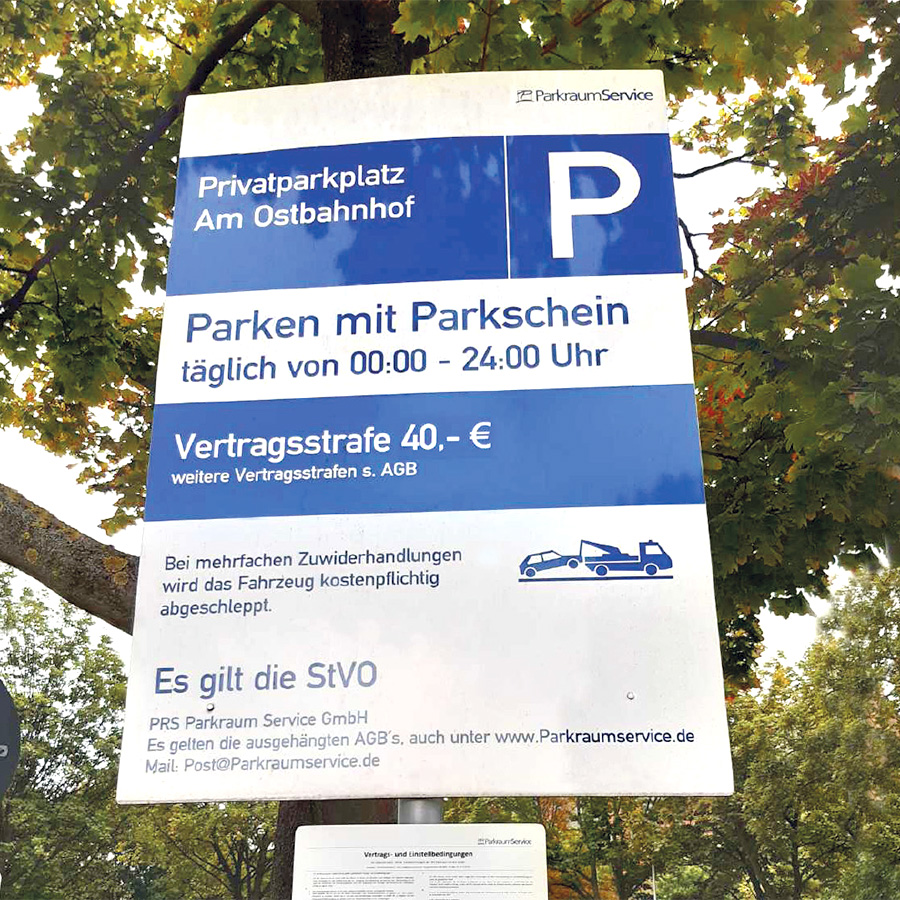Beschilderung eines Parkplatzes für strukturiertes Parkplatzmanagement.